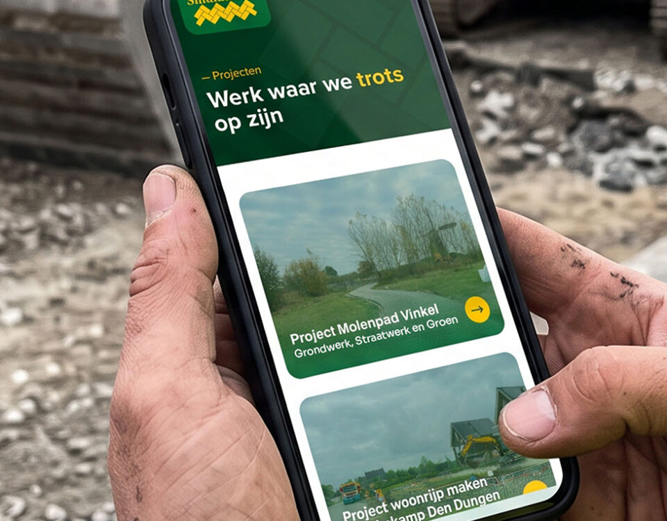 Website Smulders B.V. op smartphone, ontworpen door BigBird Creative Studio