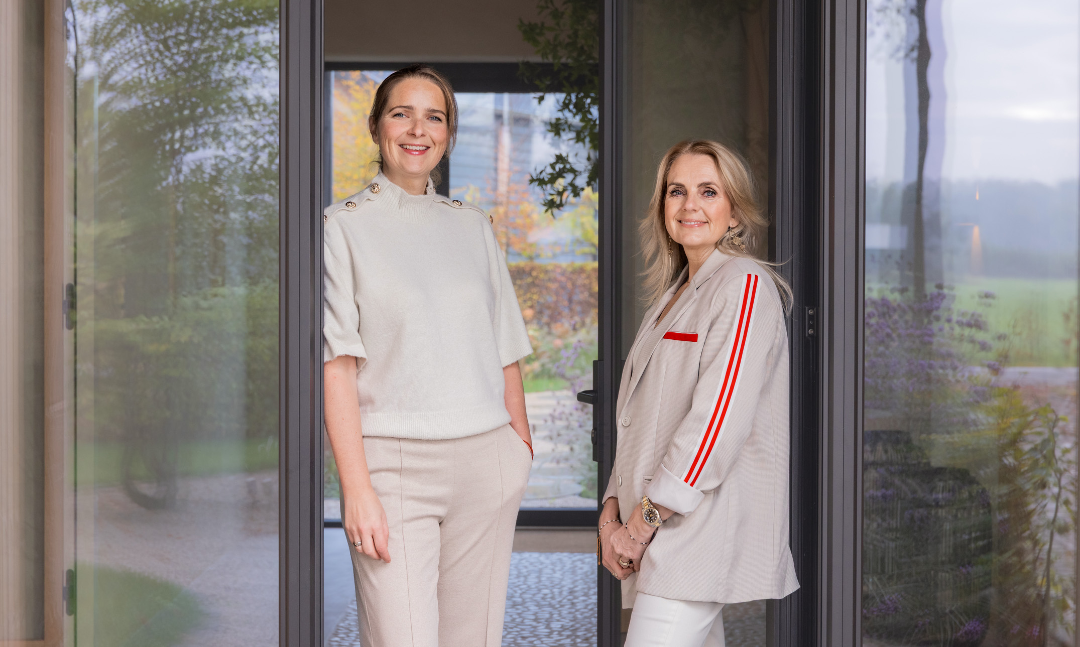 rebranding-AMB-makelaars-fotografie-05 Brandingfotografie van het team van AMB Makelaars tijdens een professionele fotoshoot.